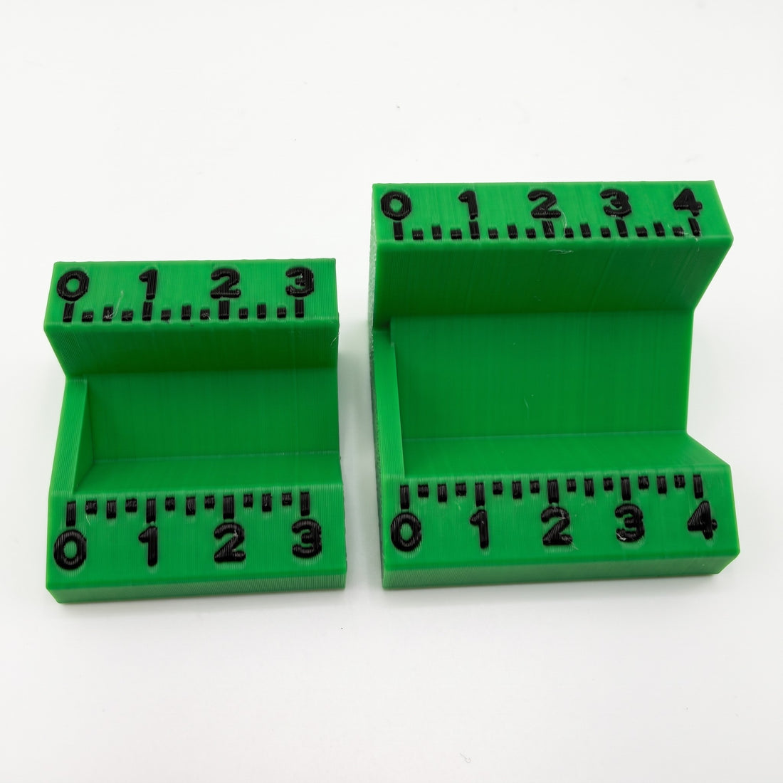 3 mL and 10 mL numbered vial label applicators side by side, rulers 0-3 and 0-4 cm